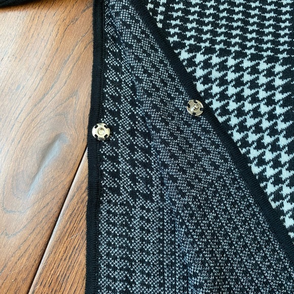 Laura Petites poncho with contrasting black sleeves and cowl neck. - Picture 4 of 6